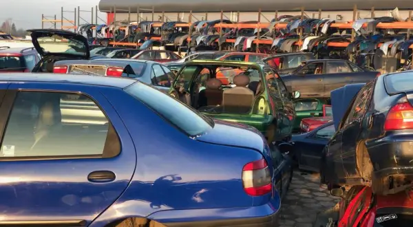 Stare auto: złomowanie, sprzedaż czy drugie życie? Poznaj opcje