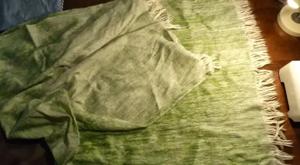Jak uszyć ponczo z szala? Prosty poradnik DIY krok po kroku