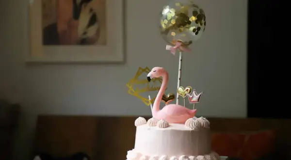 Jak zrobić ozdoby na torta? Proste triki i inspiracje dla każdego